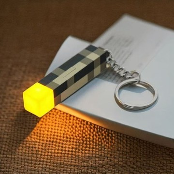 無用良品 像素風發光火把鑰匙扣｜我的世界 火把燈鑰匙圈 創意迷你吊飾 小夜燈 掛件 收藏裝飾 趣味小物 生日禮物 交換