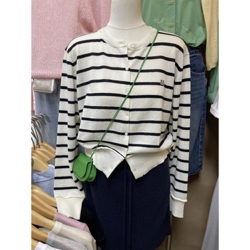 十三行時尚2025年春夏凈色甜美減齡氣質寬松圓領單排扣針織上衣女