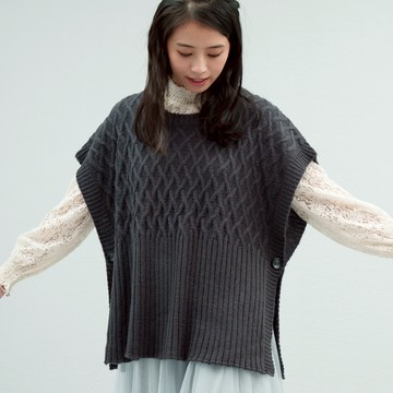 O-LIWAY 台灣製 MIT 暖～毛海菱格紋披風式雙釦設計毛衣背心 寬版毛衣