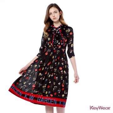 【KeyWear 奇威名品】質感雪紡印花拼接色織優雅七分袖洋裝 黑色