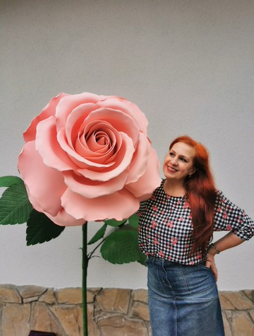 巨型自立粉紅玫瑰。派對大花裝飾。後院婚禮裝飾