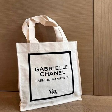 【CHANEL 香奈兒】英國嘉博爾展覽館購物袋Chanel&Gabrielle白色帆布袋限量(隨機擇一贈送筆記本或書籤)