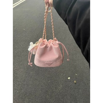 少女心桃粉水桶包抽繩鏈條單肩包潮人必備色磁扣時尚揹包 台灣寄出 背包 背包鏈條 背包磁扣 磁扣背包