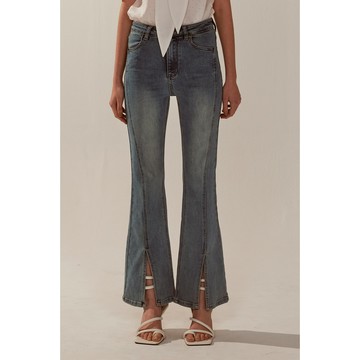 AVVJOY三葉草扣下擺開叉牛仔褲三葉草鈕扣給妳幸運好心情小喇叭褲管盡顯美麗腿型前方管口微開岔展露配件不張揚