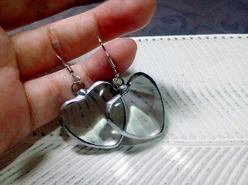 透明 HEART 彩色玻璃鏡片耳環。很酷的耳環。情人節耳環。
