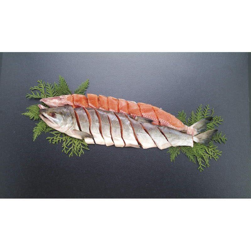 北海道産 新巻鮭姿切身2kg （6分割真空）直送品。北海道産の秋鮭を甘塩にて新巻に仕上げました。保存、調理をしやすいように半身を三分割切り身