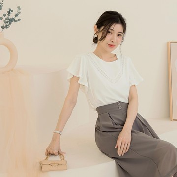 OB嚴選 V型蕾絲領綴珍珠荷葉袖下襬鬆緊上衣 《AB7298》