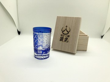 八井和菊花連接小酒杯