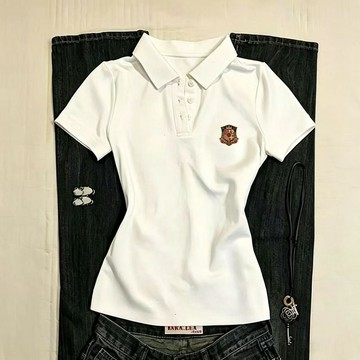 現款免運 大尺碼女裝 短袖上衣 t恤女 短袖t恤 美式chic復古高級徽章印花精緻修身上衣收腰顯瘦體恤正肩T恤夏天Uq