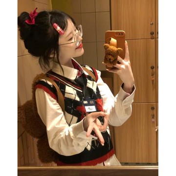 【ALITTLE 亂糟糟】“乖乖女”學院風櫻桃菱格馬甲套頭毛衣短款