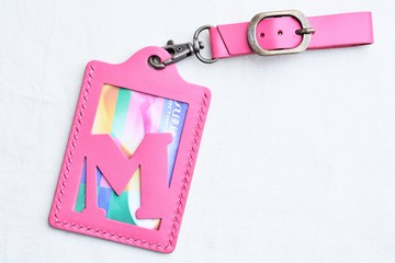 【彩虹系🌈RAINBOW8｜深粉紅｜ROSA—頭文字A至Z 英文字母行李吊牌】好好縫 皮革材料包 免費壓字 手工包 彩虹 卡片套 卡片夾 名片夾 行李掛牌 旅行 護件夾 證件夾 簡約實用 意大利皮 植鞣革 皮革DIY