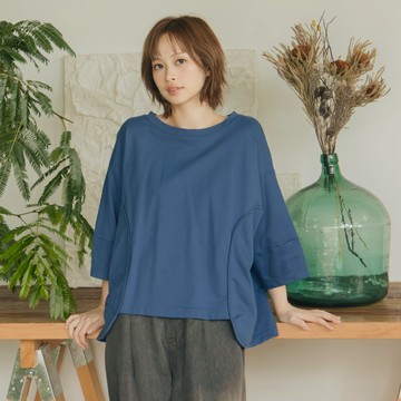 【MOSS CLUB】滾邊剪接MOSS兔坐邊桌印花棉T 淺藍 深藍 米(魅力商品)