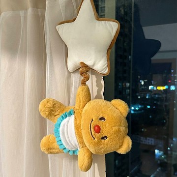台現免運💛黃油小熊星星拉鈴玩偶 掛件 兒童安撫公仔 毛絨玩具 黃油小熊星星拉鈴玩偶 八🎹音🔊盒床頭掛件 安撫公仔柔樂助眠