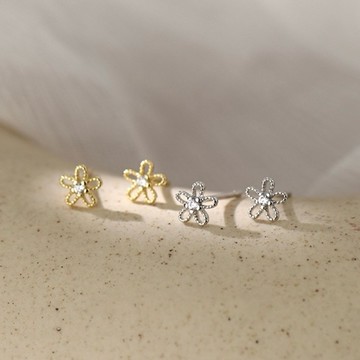 Sweet Air S925純銀 全純銀 Y2383 小巧 鏤空花朵純銀耳環 水鑽點綴花朵耳針 防過敏純銀材質