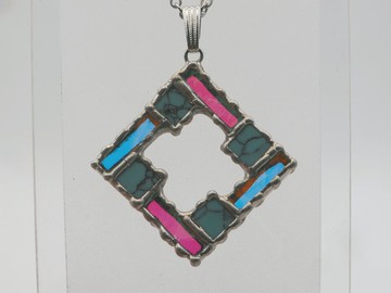 細緻彩繪玻璃與天然石墜飾