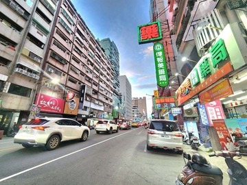 美麗島信義國小捷運陽台大套房衛開窗｜高雄市新興區復興一路