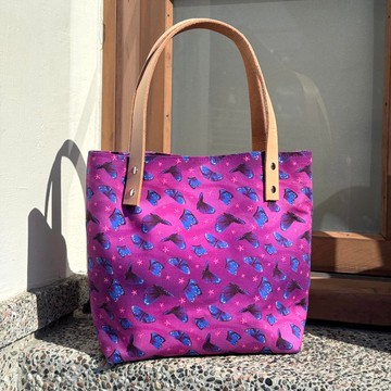 【巧妙藝手】 獨家 紫斑蝶(紫色星空) 印花－真皮提把托特提