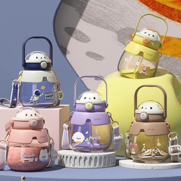 快速出貨 臺灣現貨ins塑料吸管兒童水杯子女大容量便攜背帶網紅大肚杯戶外運動水壺