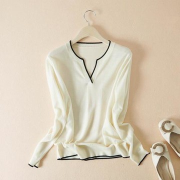 2025春秋新款 簡約洋氣撞色V領舒適羊毛套頭針織衫顯瘦上衣 女
