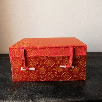 龍與花紋樣◆充滿復古中國風的可愛設計。中國製 刺繡盒 室內擺飾 收納 小物盒 紐約復古風（Newtro）