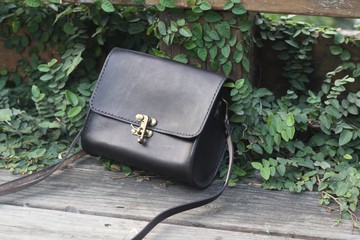 植鞣牛革真皮古典手工包 -  騎士黑