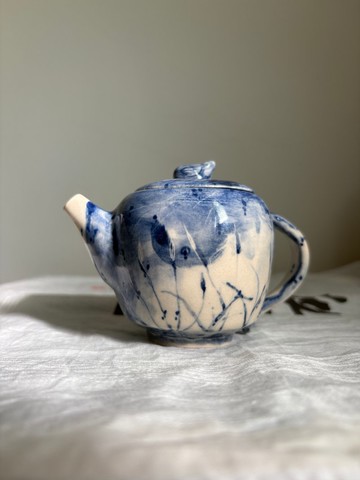 白茅花 青花手繪壺  容量 140 ml