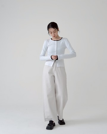 簡約圓領坑條排釦針織上衣-白 S/M