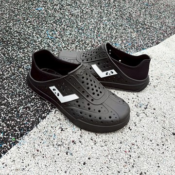 【PONY】(寬楦) ENJOY 輕量洞洞鞋 懶人後跟 中性款 防滑 室內 拖鞋 雨鞋 水鞋 熊貓眼 -全黑