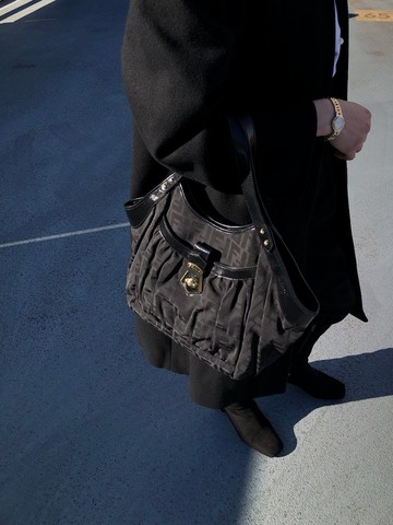 【 日本直送 名牌中古包 】FENDI 芬迪 經典 FF 緹花 手提包 黑色 鎖釦 緹花 vintage 古董 evvwep