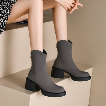 大碼粗跟短靴女41一43春秋單靴厚底圓頭高跟騎士靴新款英倫馬丁靴