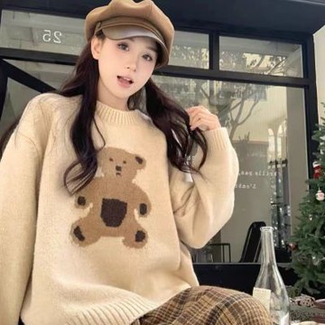 La Belleza圓領減齡小熊英文字印花保暖棉羊絨毛料寬鬆針織毛衣