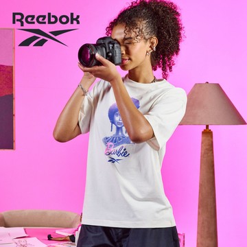 【REEBOK】 X BARBIE聯名款 GRAPHIC TEE 短袖上衣_男/女_100211007官方旗艦店
