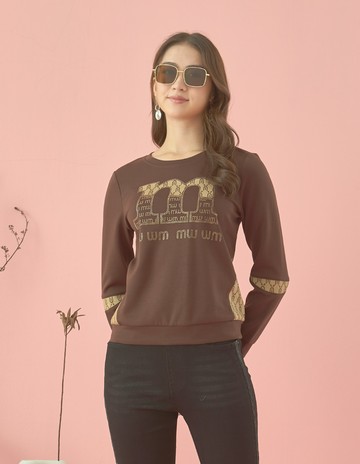 ★【喜芝梅】咖啡經典 品牌風格拼接圓領寬鬆百搭長袖上衣(咖啡色；M-2L) 225520261