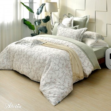 【Great Living格蕾寢飾】英國Abelia 紅梅揚姿 加大天絲木漿四件式兩用被床包組