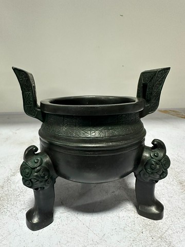 青銅色小鼎，重0.85公斤，高10.8，雙耳長11.3，口徑