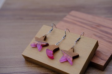 【星空耳釘】木作工藝 / 木作飾品 / 耳釘 / 樹脂材質 / 女孩配件