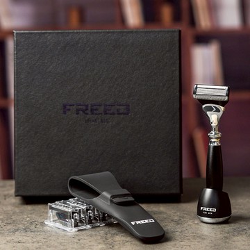 [快速出貨]【FREED】五刀式刮鬍刀尊爵禮盒四件組 (極致黑) 客製化刻字 父親節 七夕 情人節 生日禮物 送禮推薦 巨蟹座 男生禮物 現貨