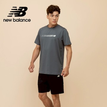 【New Balance】吸濕排汗短袖上衣_男性_深灰色_MT51071GT