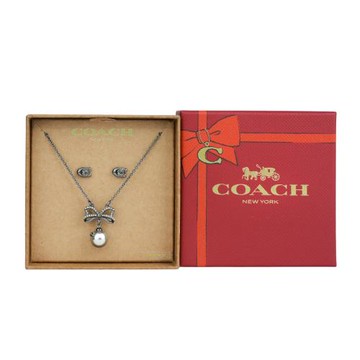 COACH C Logo 玻璃珍珠針式耳環+玻璃珍珠蝴蝶結項鍊飾品禮盒(赤鐵色)
