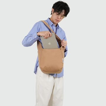 【FW26全新Wander】ELAN 休閒水桶肩背包 (沙色)