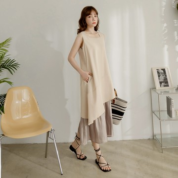 OB嚴選 細緻方領不對稱剪裁拼接無袖長洋裝 《DA10371》
