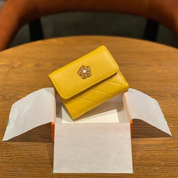 2025新款錢包女短款3折壓花搭扣青年錢夾真皮山茶花黃色招財花朵