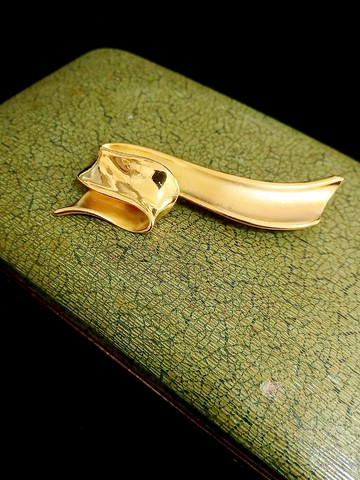 vintage jewelry  飛揚的金色緞帶 別針