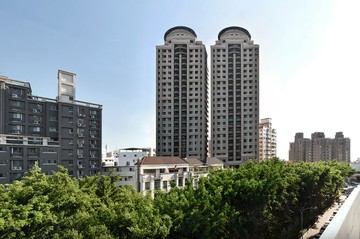 新古典雙塔式建築 綠園道第一排｜台中市南區工學北路