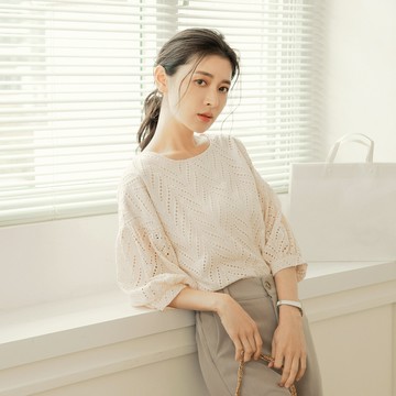 OB嚴選 高含棉簍空刺繡花紋泡泡袖寬版上衣 《AB18247》