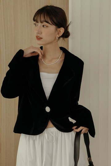 質感亮澤短版珍珠釦外套(質感黑)