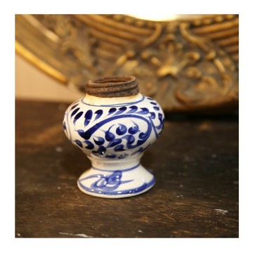 越南老件.早期手工陶瓷曲線瓶.金屬瓶口環.藍色花紋.高7.3cm花瓶
