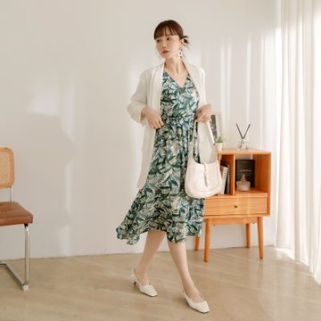 OB嚴選中大尺碼-夏日印花V領鬆緊腰傘襬洋裝《DA10523》