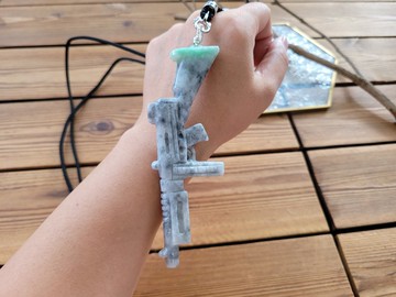 【親翠】天然翡翠 冰烏雞帶綠手雕翡翠步槍調整式繩鏈 軍事迷小物