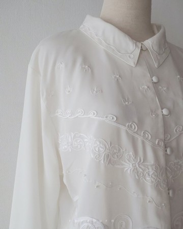 復古刺繡領寬鬆歐美版型長袖米色古著襯衫